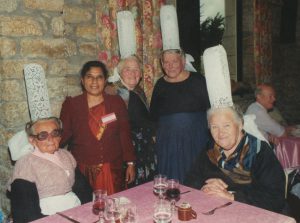 Femmes bigoudènes avec une Indienne au Forum de Loctudy en Octobre 2000